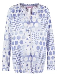 Blouse légère à manches longues en blanc et bleu, avec un mélange de motifs unis et à pois ; dotée d'un col arrondi et d'une patte de boutonnage.