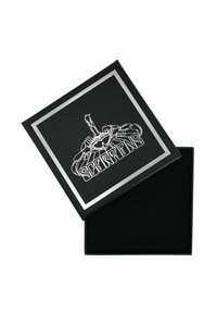 Scatola nera con finiture argento, con un grafico di uno scorpione e il testo "SCORPIONS" in bianco. Aperta per rivelare un interno nero solido.
