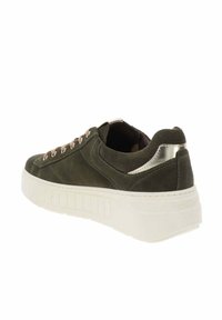 Baskets en daim vert foncé avec une semelle chunky blanche, des lacets beiges et un accent métallique argenté au niveau du talon, inclinées pour montrer le côté extérieur et l'arrière.