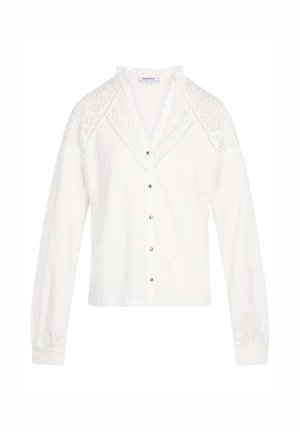 Blusa bianca a maniche lunghe con bottoni frontali, dettagli in pizzo sulle spalle e un colletto corto arricciato.