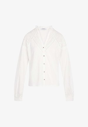 Blouse blanche à manches longues avec boutons à l'avant, détails en dentelle sur les épaules et un col court froncé.