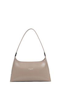 Borsa a mano in pelle beige con forma curva, tracolla singola e dettagli metallici. Presenta un logo del marchio impresso sulla parte anteriore.