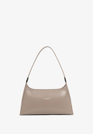 Borsa a mano in pelle beige con forma curva, tracolla singola e dettagli metallici. Presenta un logo del marchio impresso sulla parte anteriore.