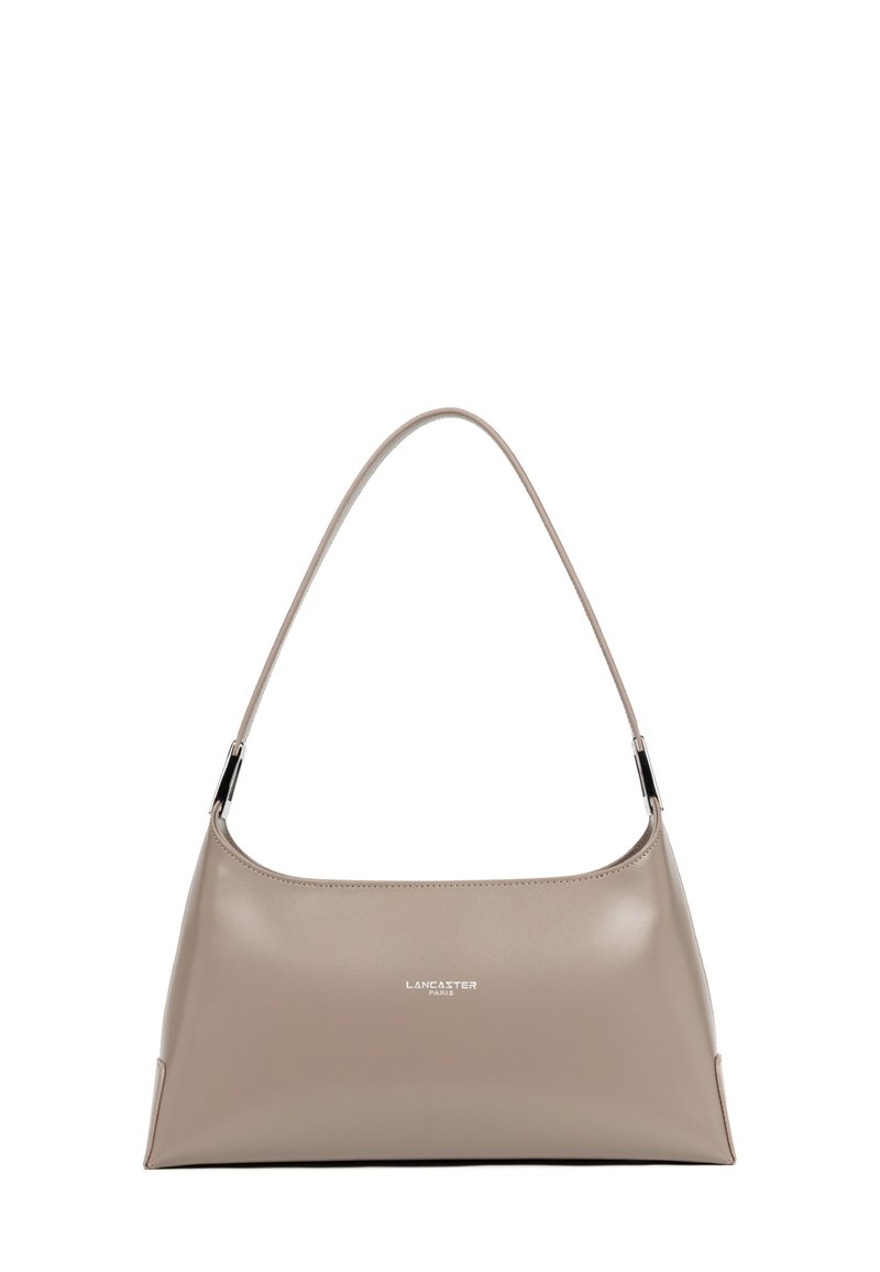 Borsa a mano in pelle beige con forma curva, tracolla singola e dettagli metallici. Presenta un logo del marchio impresso sulla parte anteriore.