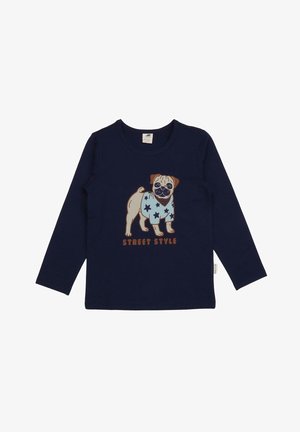 Chemise bleu marine à manches longues avec un carlin dessin animé portant un pull à motif d'étoiles et le texte "Street Style" sous le chien.