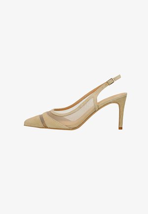 Beige suède en mesh slingback pump met spitse neus, verstelbare gesp en midhoge stilettohak.