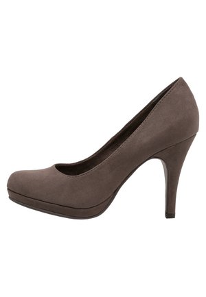 Escarpin en daim brun à talon haut avec un bout arrondi et une plateforme, présentant une silhouette épurée et un talon aiguille effilé.