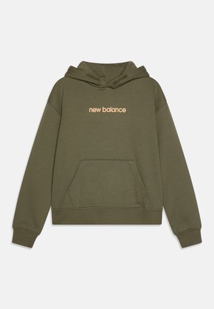 Felpa con cappuccio verde oliva, con tasca a marsupio frontale, polsini e orlo a coste. Presenta il logo "new balance" in pesca chiaro sul petto.
