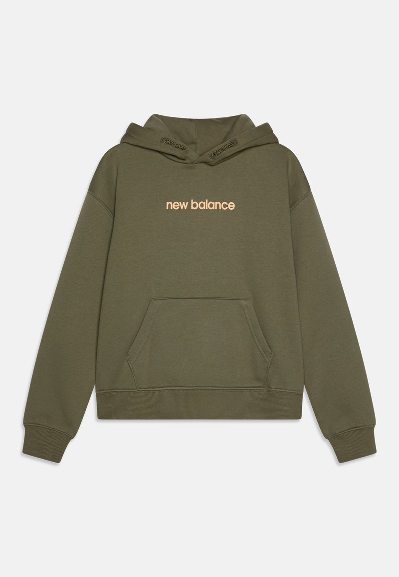 Felpa con cappuccio verde oliva, con tasca a marsupio frontale, polsini e orlo a coste. Presenta il logo "new balance" in pesca chiaro sul petto.
