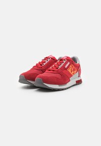 Scarpe sportive rosse con materiali in mesh e suede, dotate di una suola grigia, lacci bianchi e un design a accents gialli sui lati.