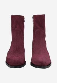 Bottes de cheville en daim bordeaux au design épuré, à bout rond et semelle en caoutchouc noir ; dotées d'une fermeture éclair latérale pour un enfilage facile.
