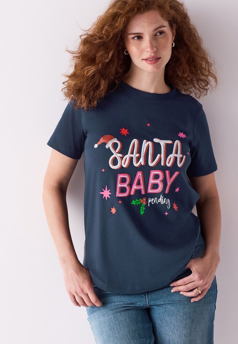 Temno modra majica s kratkimi rokavi z napisom "SANTA BABY" v pisanih, velikih črkah, grafiko klobuka Božička in dekorativnimi zvezdicami.