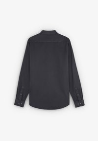 Cămașă cu mânecă lungă de culoare gri închis, realizată dintr-un material neted, având guler standard, manșete cu nasturi și un design simplu pe spate.