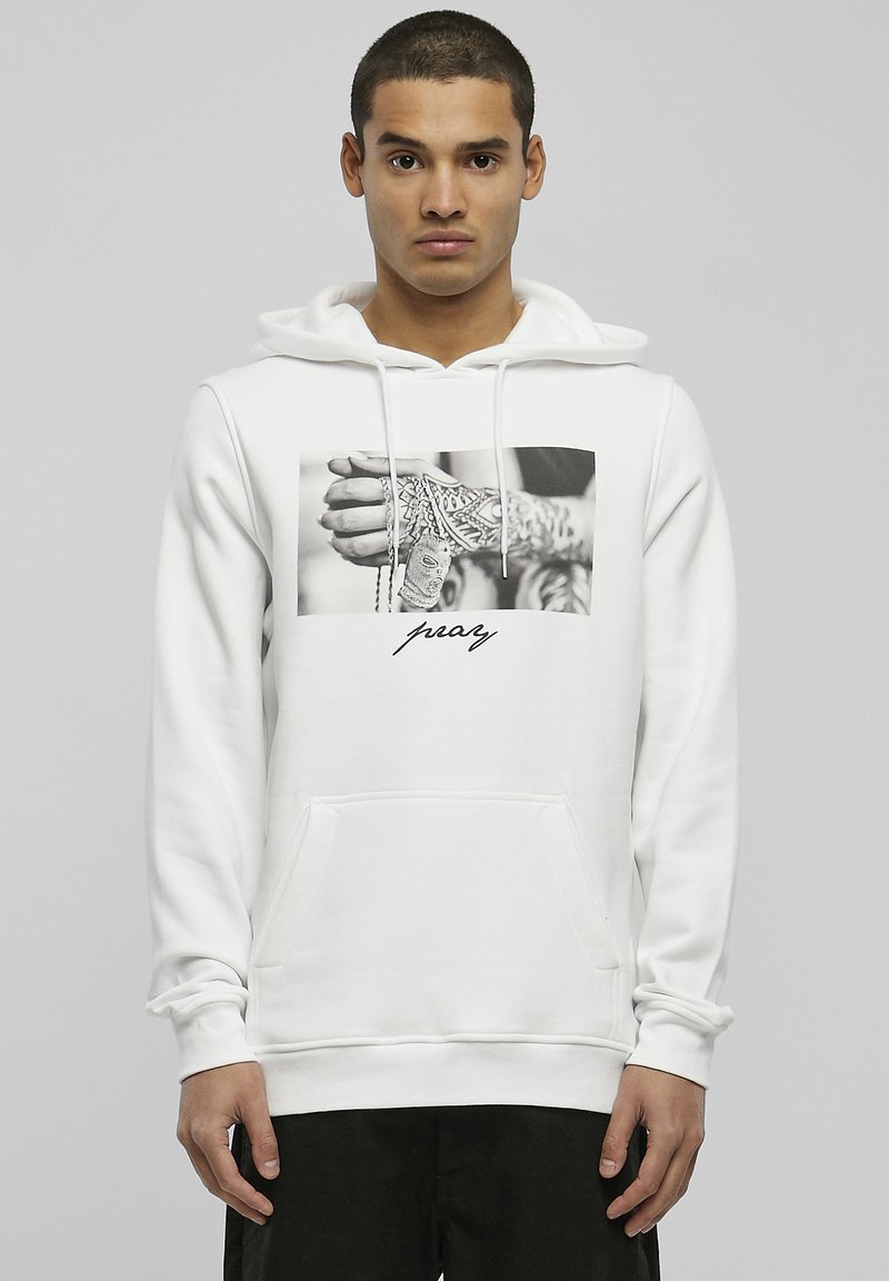 Weißer Hoodie mit einem schwarzen und weißen Grafikdruck auf der Vorderseite, der eine tätowierte Hand und Ketten zeigt, ausgestattet mit einer Kängurutasche und einer Kapuze mit Kordelzug.