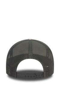 Schwarze Mesh-Baseballmütze mit einem verstellbaren Kunststoffriemen auf der Rückseite und einem weißen Knopfdetail oben.