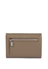 Portafoglio in pelle taupe, con tasca frontale con zip, superficie testurizzata e hardware metallico. Design rettangolare slim, con dettagli minimalisti.