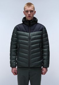 Giacca imbottita di colore verde scuro, con cappuccio nero e accenti sulle spalle, chiusura con zip e motivo a zig-zag. Texture morbida e lucida.