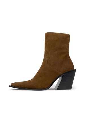 Brauner Wildleder-Stiefelette mit spitzer Kappe und schrägem schwarzem Blockabsatz.