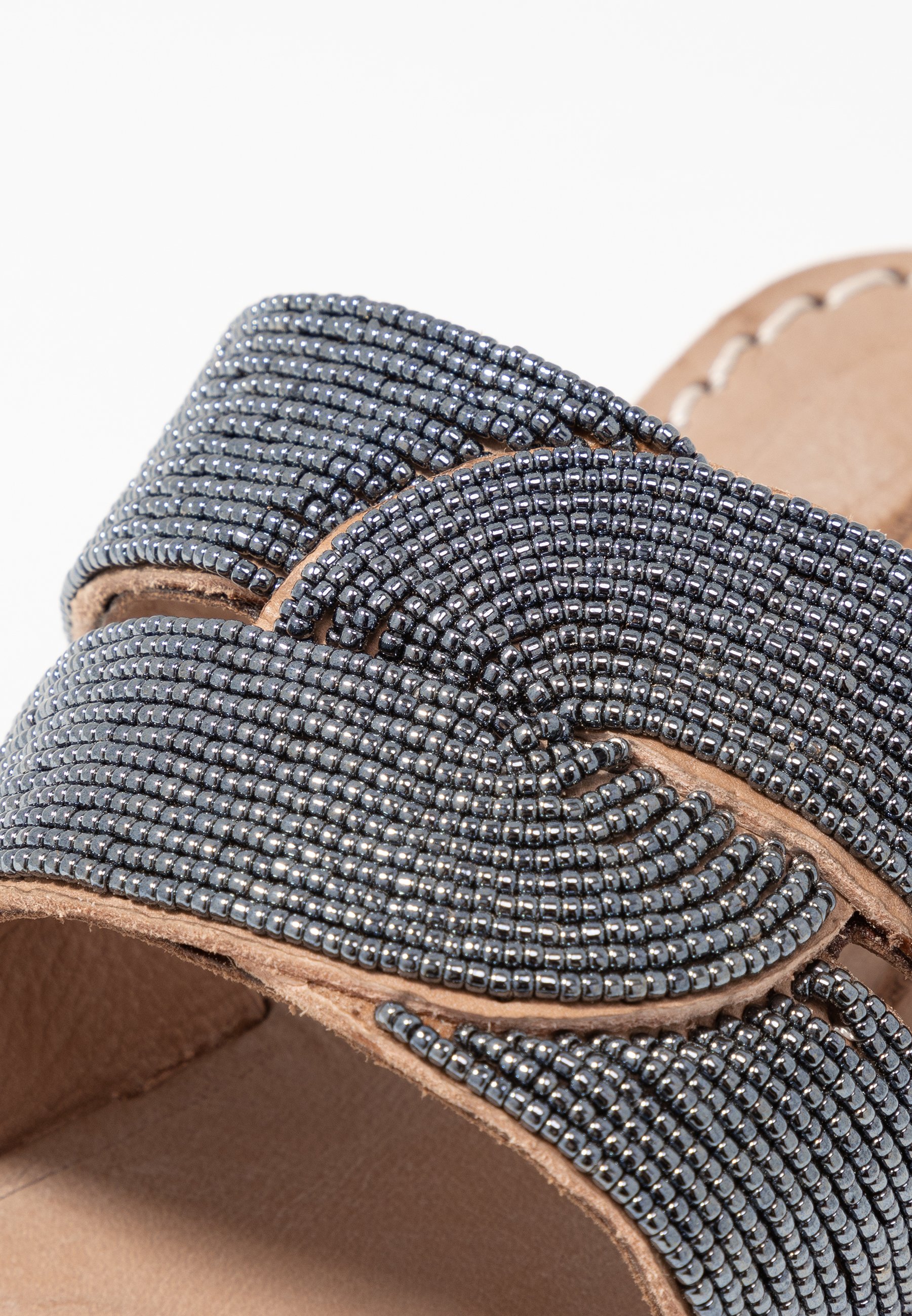 laidbacklondon LAITH FLAT - Flip Flops - tan/metal silver/grey laidbacklondon LAITH FLAT - Flip Flops - tan/metal silver/grey