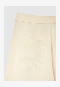 Non selezionato, ecru