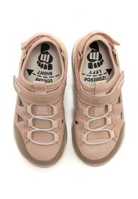 Scarpe sportive rosa chiaro con tomaia in rete, lacci elastici e cinturino in Velcro. Presentano una soletta imbottita e suola in gomma. Marcature per sinistra/destra.