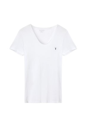 Camiseta blanca de manga corta con un profundo escote en V y un pequeño logo negro en el lado izquierdo del pecho. Tejido suave con una textura lisa.