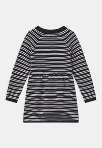Abito a maniche lunghe a righe blu navy e bianche con scollo rotondo e vita arricciata. Tessuto a maglia e polsini a coste.