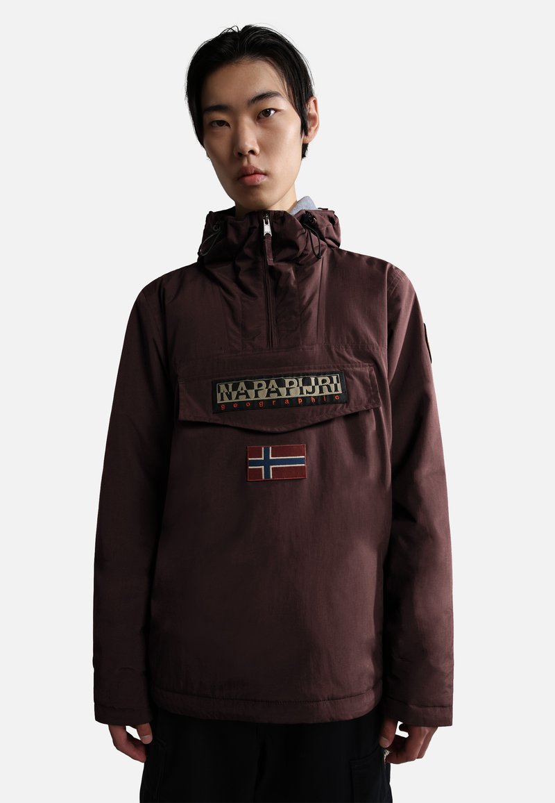 Giacca a vento in tessuto bordeaux scuro. Presenta una tasca frontale, cappuccio regolabile con cordini e una patch con la bandiera norvegese.