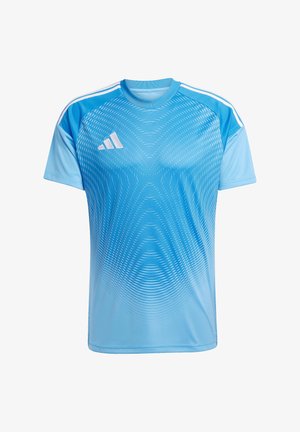 Maglietta sportiva blu, maniche corte, realizzata in materiale sintetico. Presenta un motivo a gradient con linee curve e tre strisce bianche sulle spalle.