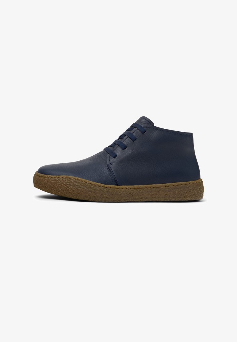 Marineblaue Leder-Stiefeletten mit gerundeter Spitze, vier Ösen für die Schnürung und einer natürlichen, strukturierten Gummisohle.