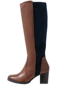 Bota hasta la rodilla de cuero marrón y ante azul marino con punta redonda, tacón alto de bloque y diseño elegante que presenta secciones de materiales contrastantes.