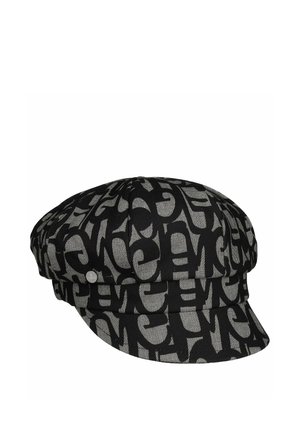 Schwarz-graues Schiebermütze mit abstraktem Buchstabenmuster und kleinem rundem silbernem Logo-Pin an der Seite.