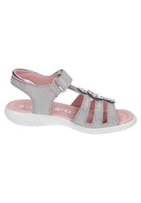 Silver glittriga sandaler med öppen design. Har justerbar rem, dekorativa blommor och en mjuk rosa innersula. Vit sula.