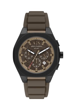 Reloj con correa de silicona marrón, caja negra octogonal, esfera marrón texturizada, detalles en dorado, subesferas de cronógrafo y fecha a las 6 en punto.