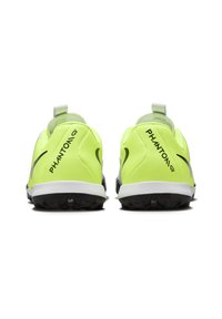 Chaussures de soccer jaunes vives avec une tige en synthétique, une semelle extérieure noire et des accents réfléchissants. Comprend un logo et une languette pour un enfilage facile.
