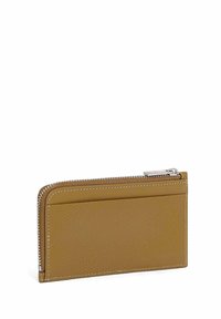 Cartera de cuero amarillo-marrón con superficie texturizada, cierre de cremallera y ranuras para tarjetas en un lado, presentando un diseño delgado y elegante.