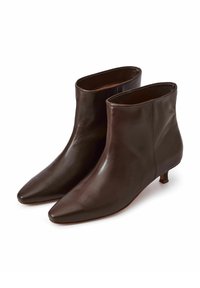 Botas de cuero marrón hasta el tobillo con punta afilada, textura suave, tacón de altura media y un diseño simple y elegante.