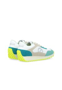 Des baskets avec une tige en mesh blanc, des accents en daim teal et beige, une semelle texturée vert fluo et un détail de logo bien visible au niveau du talon.
