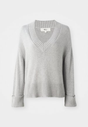 Suéter de mezcla de lana de punto gris claro con escote en V, puños ribeteados, dobladillo y cuello, mostrando los extremos de las mangas doblados.