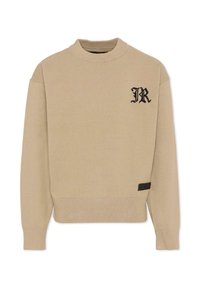 Pull beige en tissu doux, avec un décolleté rond, des poignets et un ourlet côtelés, et un logo noir brodé sur la poitrine.