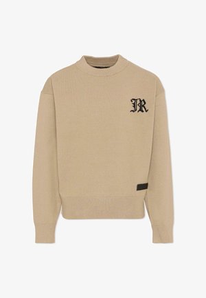 Beige sweater van zacht materiaal, met een ronde halslijn, geribbelde manchetten en onderkant, en een zwarte geborduurde logo op de borst.