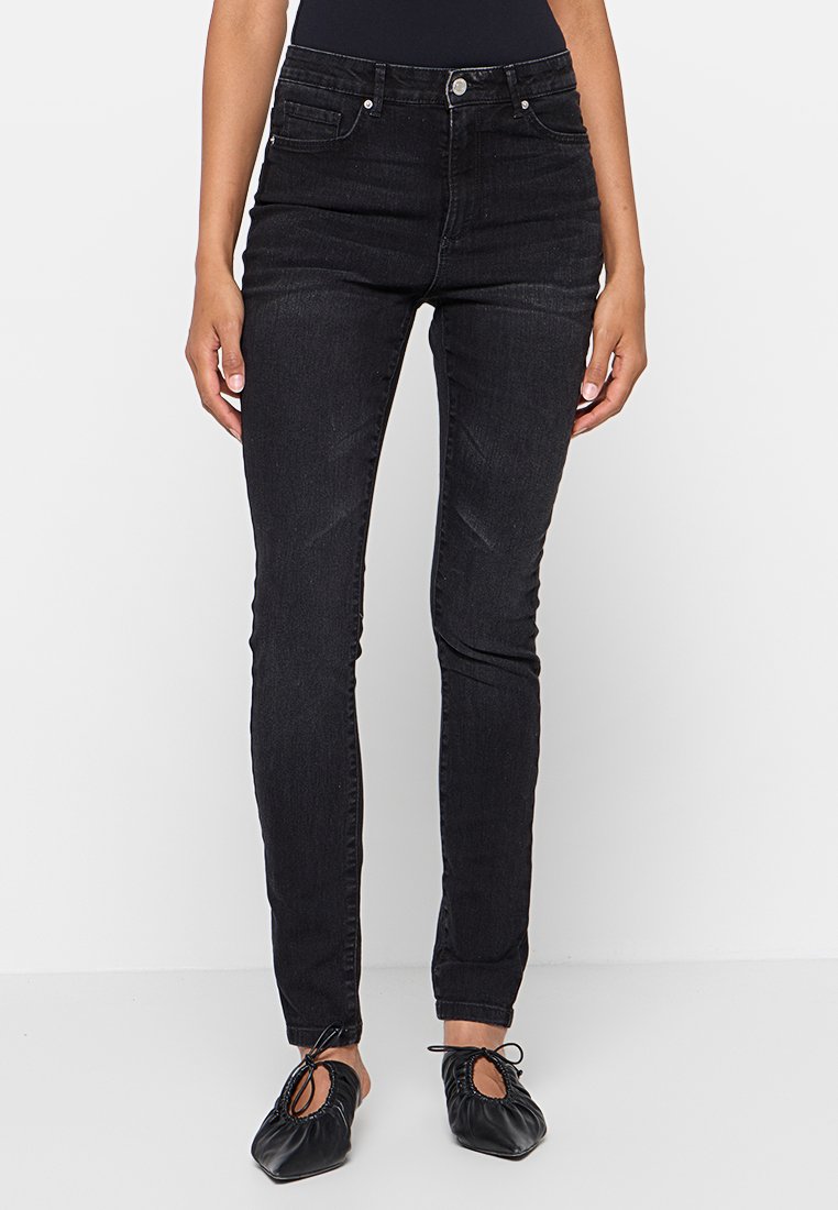 Dunne zwarte jeans van denim, met een klassiek vijf-pocket ontwerp, subtiele wassing en een enkelhoogte pasvorm.