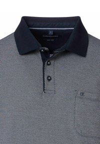 Koszulka polo z krótkim rękawem w kolorze czarnym i szarym. Posiada teksturowany wzór, jednolity ciemny kołnierzyk, trzy guziki oraz kieszeń z przodu.