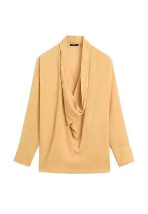 Blouse à manches longues couleur chameau avec encolure drapée en col bénitier et larges poignets, présentée sur un fond blanc.