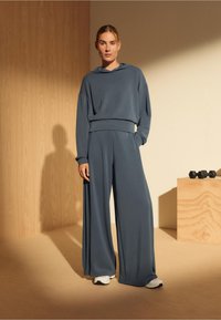 OYSHO SOFT TOUCH CROP HOODED WITH FITTED WAIST - Felpa con cappuccio - mottled grey