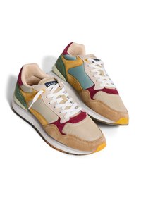 Sneaker con una combinazione di materiali tra cui rete, camoscio e pelle. Colori: beige, verde, giallo, bordeaux e blu. Presentano lacci bianchi.