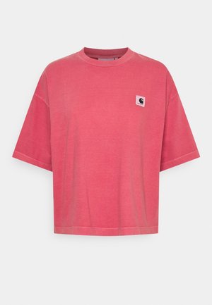 Czerwony T-shirt z krótkim rękawem, małą kwadratową naszywką z logo na lewej piersi i okrągłym dekoltem na białym tle.