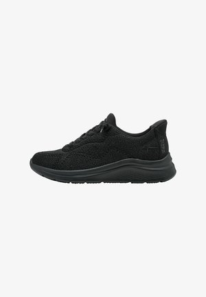 Le scarpe da atletica nere presentano una tomaia in tessuto testurizzato, una suola ammortizzata e un design con lacci. La suola ha una forma supportiva per garantire comfort.