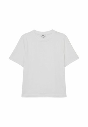 Paprasta balta trumpomis rankovėmis T klasikinio kirpimo su įprastu prigludimu ir matomu prekės ženklo žymekliu ties kaklo apačia.