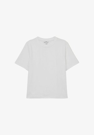 Prosty biały T-shirt z krótkim rękawem i okrągłym dekoltem, o regularnym kroju, z widoczną metką marki przy szyi.